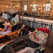 Uchodźcy z Ukrainy w przystosowanym dla nich tymczasowo pomieszczeniu na dworcu Kraków Główny