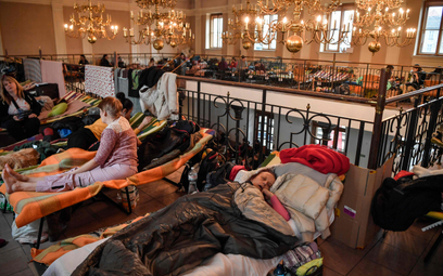 Uchodźcy z Ukrainy w przystosowanym dla nich tymczasowo pomieszczeniu na dworcu Kraków Główny