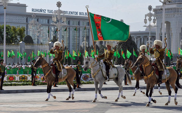 Turkmenistan: Dyktatura zaciska pasa