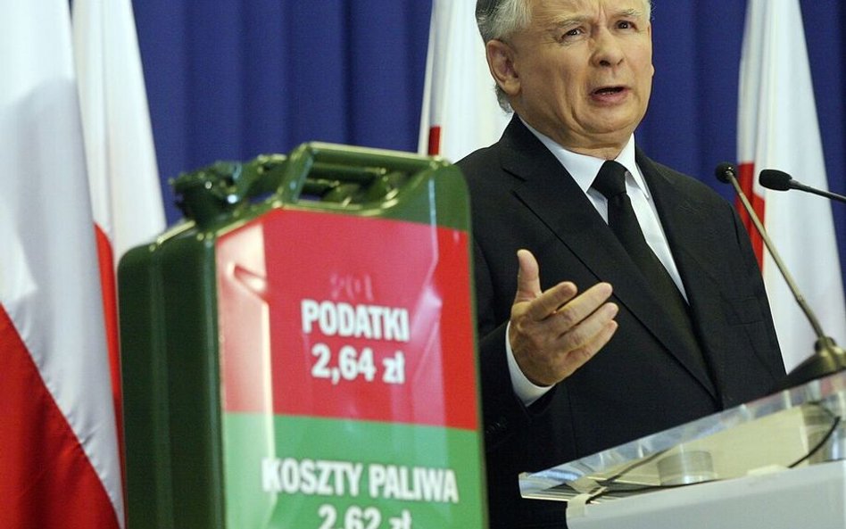 Prezes PiS Jarosław Kaczyński w 2011 r. żądał obniżenia akcyzy na benzynę