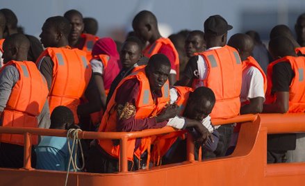 Ratowali migrantów na Morzu Śródziemnym, stracili już drugą banderę