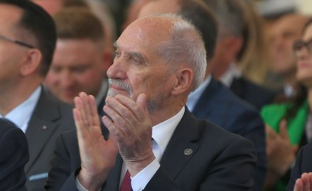 Wiceprezes PiS Antoni Macierewicz na otwarciu kanału żeglugowego przez Mierzeję Wiślaną w miejscowoś