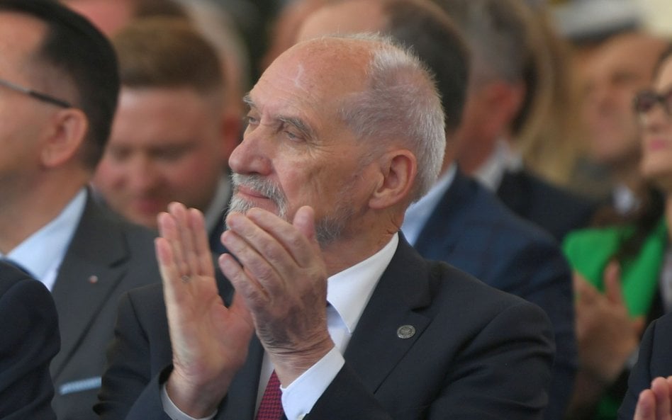 Wiceprezes PiS Antoni Macierewicz na otwarciu kanału żeglugowego przez Mierzeję Wiślaną w miejscowoś