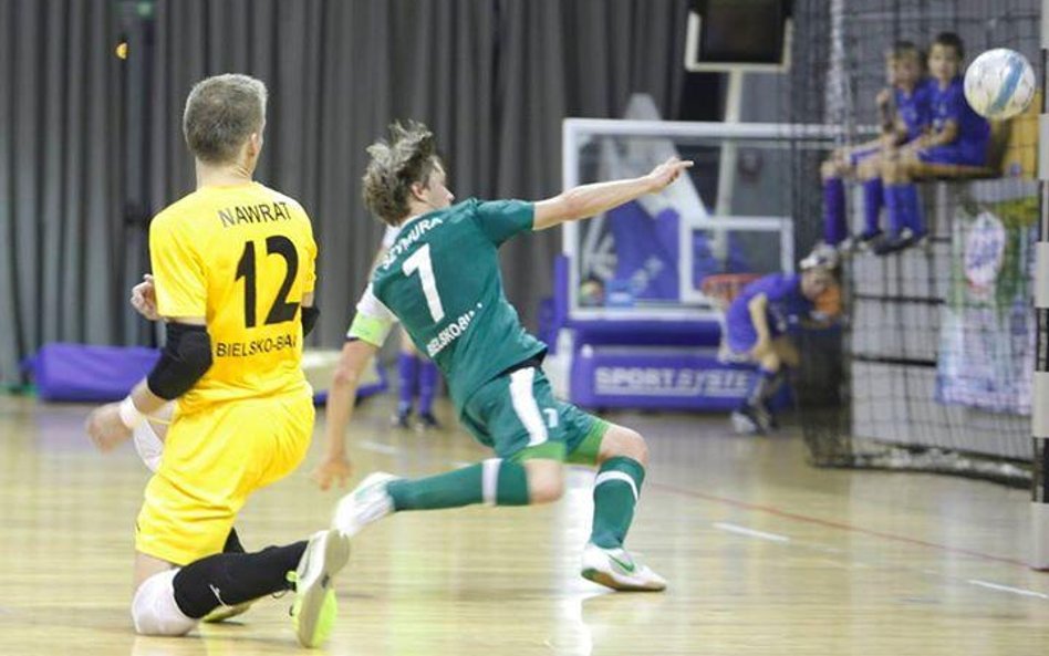 Bramkarz Rekordu Bielsko-Biała Bartłomiej Nawrat i kapitan Piotr Szymura podczas meczu z FK Nikars n