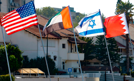 Cztery flagi w izraelskiej Netanii: USA, Zjednoczonych Emiratów Arabskich, Izraela i Bahrajnu