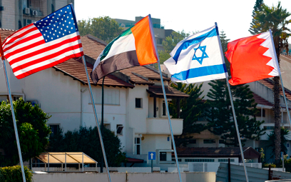 Cztery flagi w izraelskiej Netanii: USA, Zjednoczonych Emiratów Arabskich, Izraela i Bahrajnu