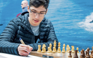 Alireza Firouzja w internetowym turnieju szachów błyskawicznych pokonał Magnusa Carlsena. W szachach