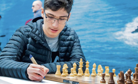 Alireza Firouzja w internetowym turnieju szachów błyskawicznych pokonał Magnusa Carlsena. W szachach