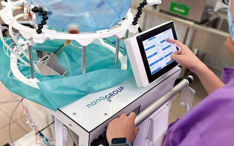 NanOX Recovery Box to urządzenie pozwalające na bezpieczne przechowywanie nerek, bieżące monitorowan