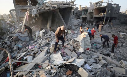 Strefa Gazy, Palestyńczycy przeszukują ruiny zbombardowanego przez Izrael domu