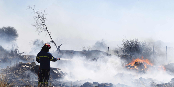 Pożar lasu w Grecji. Wywołały go fajerwerki odpalone z jachtu