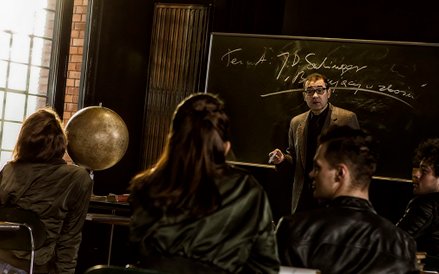 Rafał Dziwisz jako Konrad – belfer ze studentami.