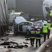 Na autostradzie Polak nawet przy złej pogodzie upaja się prędkością (na zdjęciu styczniowy karambol 