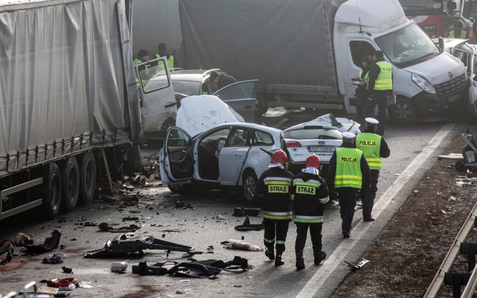 Na autostradzie Polak nawet przy złej pogodzie upaja się prędkością (na zdjęciu styczniowy karambol 