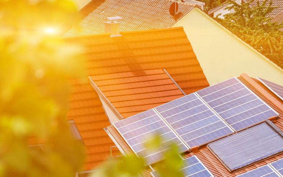 Mniej chętnych na prąd ze słońca. Rewolucja w energetyce zwalnia