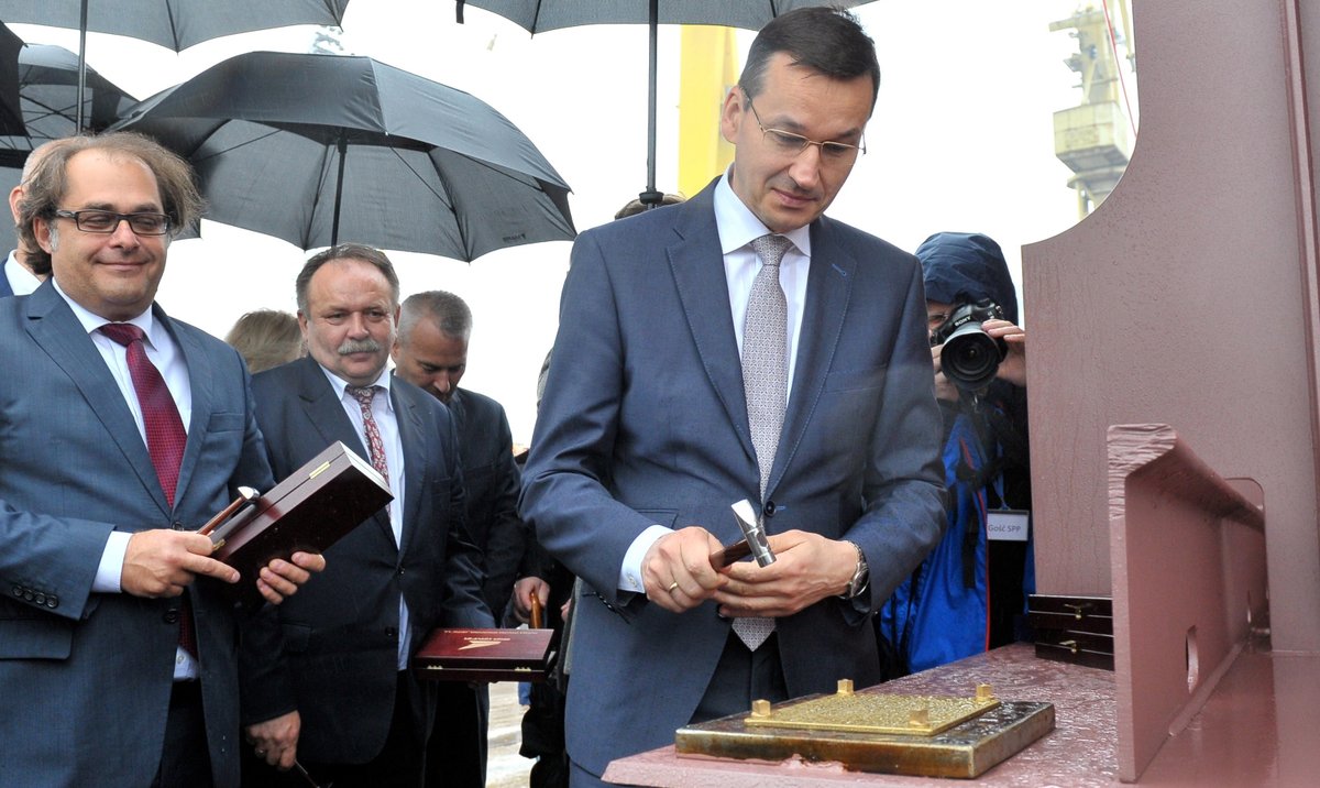 Spinki od prezydenta, spacer z Tuskiem i młotek Morawieckiego. Politycy