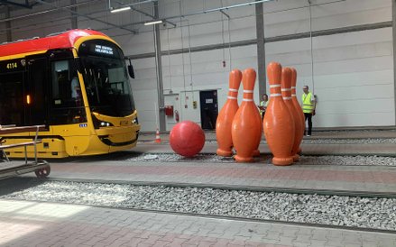 Duże, dmuchane kręgle czekają na precyzyjny ruch tramwaju