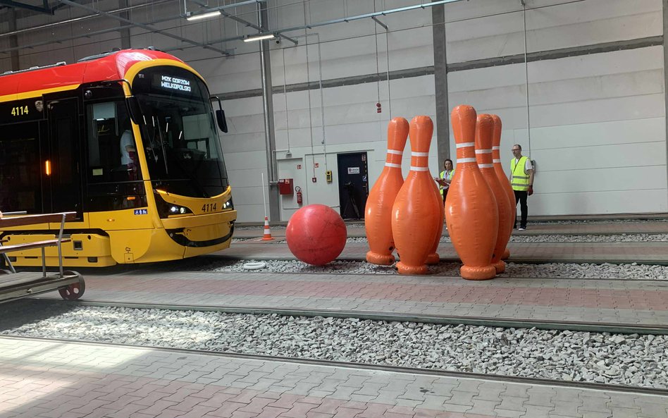 Duże, dmuchane kręgle czekają na precyzyjny ruch tramwaju