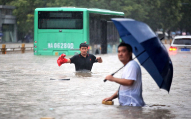 Chiny: Rekordowe opady, średnie roczne w kilka dni, ewakuacje