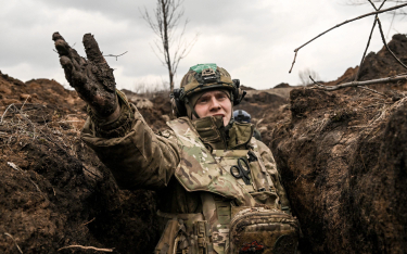 W ostatnich miesiącach ukraińska armia (na zdjęciu żołnierz w okolicach Bachmutu) pilnie potrzebuje 