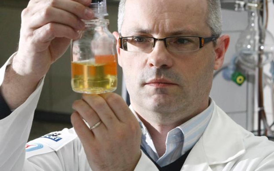 Andrzej Pokrywka w warszawskim laboratorium, jednej z 32 placówek mających akredytację Światowej Age