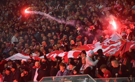Race rzucone na boisko przez polskich kibiców podczas meczu eliminacyjnego piłkarskich mistrzostw św
