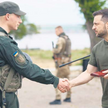 Wołodymyr Zełenski (na zdjęciu z nagradzanym żołnierzem) cieszy się wysokim zaufaniem ukraińskiej ar