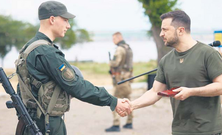 Wołodymyr Zełenski (na zdjęciu z nagradzanym żołnierzem) cieszy się wysokim zaufaniem ukraińskiej ar