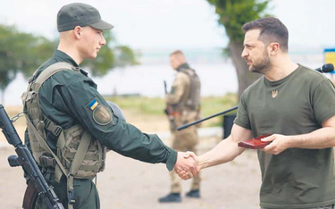 Wołodymyr Zełenski (na zdjęciu z nagradzanym żołnierzem) cieszy się wysokim zaufaniem ukraińskiej ar