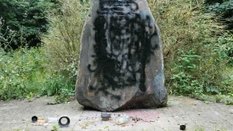 Zniszczony kamień nagrobny na mogile żołnierzy UPA