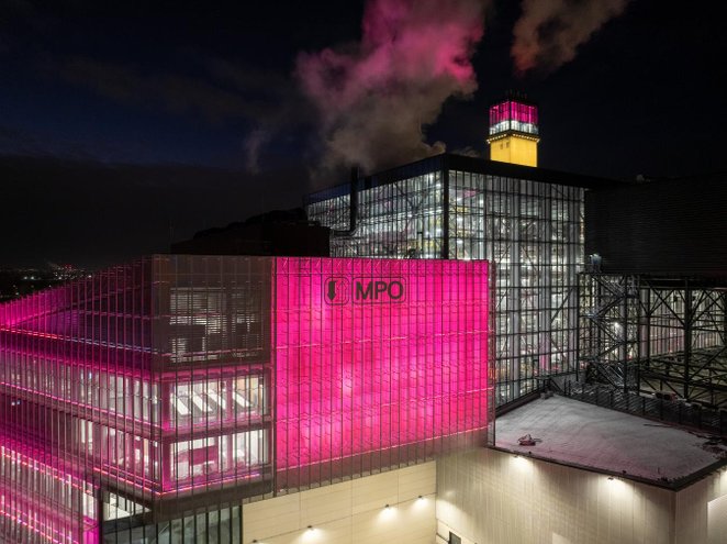 Nocne zdjęcia Warszawskiej Wytwórni Energii ukazują grę świateł na nowoczesnych elewacjach, nadając 