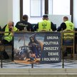 Rolnicy ze Związku Rolniczego "Orka" na korytarzu Sejmu
