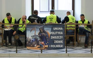 Rolnicy ze Związku Rolniczego "Orka" na korytarzu Sejmu