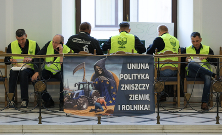 Rolnicy ze Związku Rolniczego "Orka" na korytarzu Sejmu