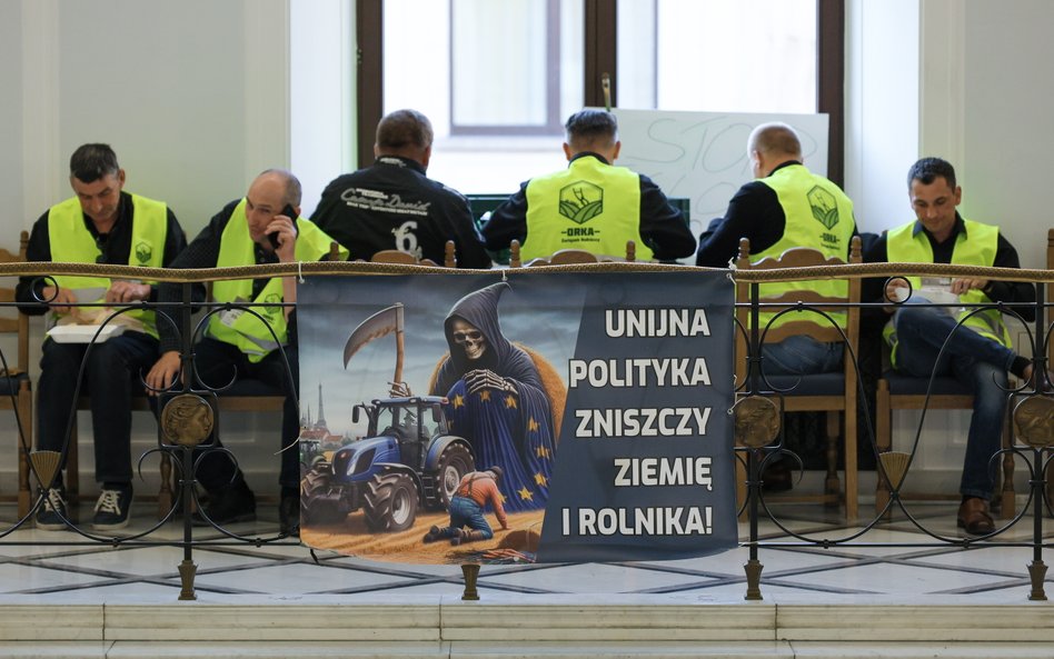 Rolnicy ze Związku Rolniczego "Orka" na korytarzu Sejmu