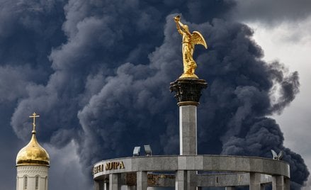 Dym unosi się za cerkwią prawosławną po ukraińskim ataku dronowym w Moskwie 18 czerwca. Zmasowany at