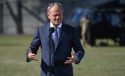 Premier Donald Tusk podczas wizyty w Jednostce Wojskowej GROM w Warszawie