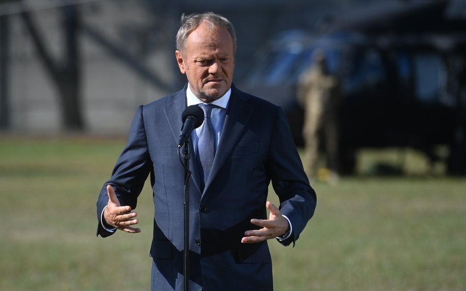 Premier Donald Tusk podczas wizyty w Jednostce Wojskowej GROM w Warszawie