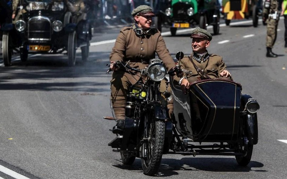 W warszawskiej defiladzie brały udział grupy rekonstrukcyjne prezentujące historyczny sprzęt wojskow