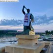 KOD zakłada koszulki z hasłem "Konstytucja" na kolejne pomniki