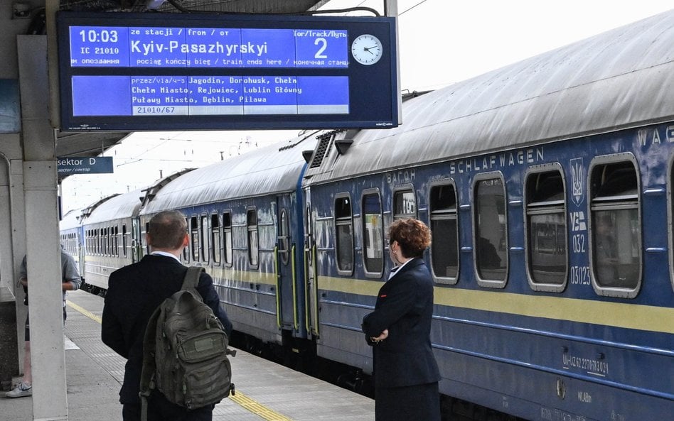 Pociąg relacji Kijów – Warszawa Zachodnia na stacji w Warszawa Wschodnia