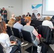 Andrzej Kindler (w głębi pierwszy z prawej) przedstawił raport na konferencji prasowej
