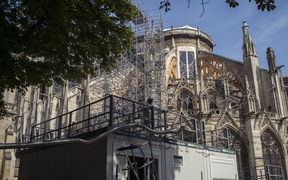 Katedra Notre Dame zawali się przez upał?