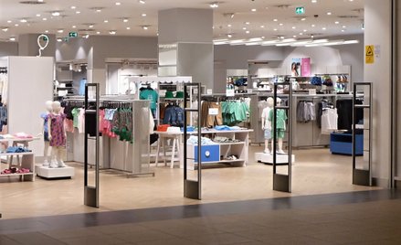 Setki zamkniętych sklepów i koniec jednej z marek. H&M szykuje kontratak
