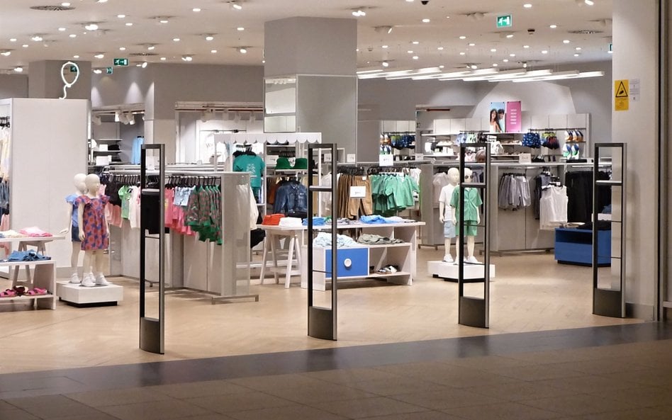 Setki zamkniętych sklepów i koniec jednej z marek. H&M szykuje kontratak