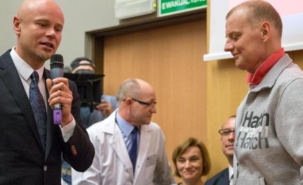 Chirurg rekonstrukcyjny, prof. Adam Maciejewski i jego 37-letni pacjent - pan Michał, podczas konfer