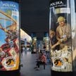 Podświetlane reklamy stanęły na przystanku tramwajowym w centrum Warszawy