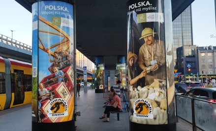 Podświetlane reklamy stanęły na przystanku tramwajowym w centrum Warszawy