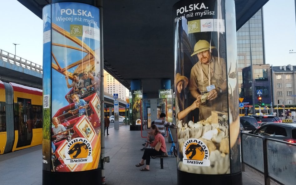 Podświetlane reklamy stanęły na przystanku tramwajowym w centrum Warszawy