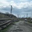 Zniszczone tory kolejowe i słupy energetyczne widoczne we wsi Borowa w Charkowie na Ukrainie po rosy